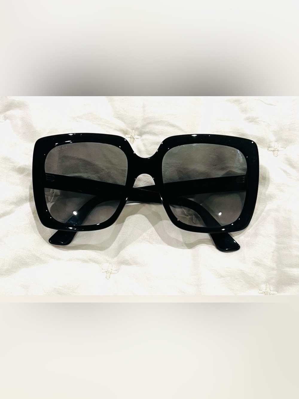 Gucci Sunglasses GG0418S. -  Authentic

FRAME Black
LENSES Grey